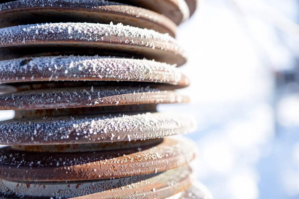 Sähköverkon eristimen yksityiskohta lähikuvassa.