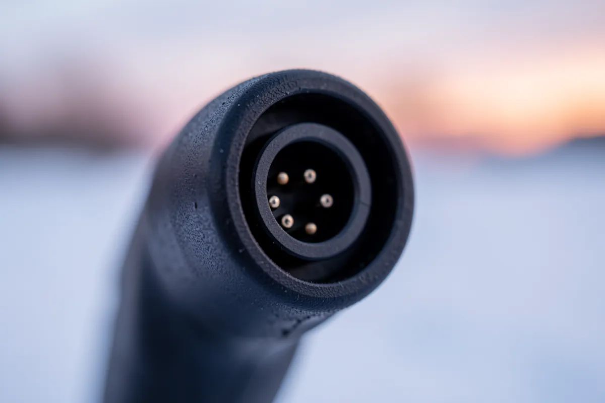 Latauskaapelin liitin lähikuvassa.